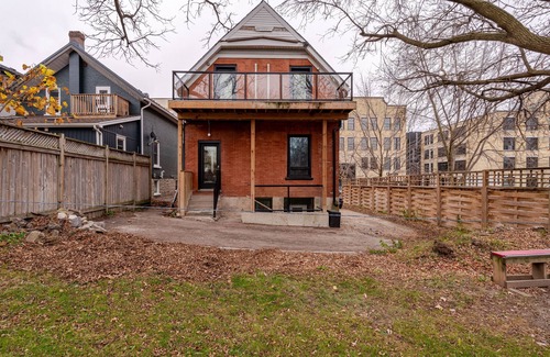 Mount Hope Huron Park Apartamento | Single Bachelor unit en-suite Across from Google