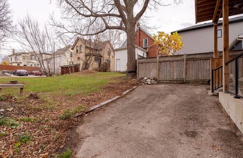 Mount Hope Huron Park Apartamento | Single Bachelor unit en-suite Across from Google