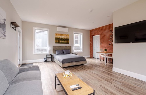 Mount Hope Huron Park Apartamento | Single Bachelor unit en-suite Across from Google