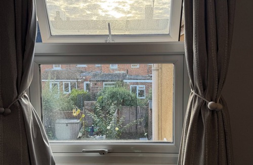 Reading Casa | Single bedroom in shared house with garden view, for short stays only.