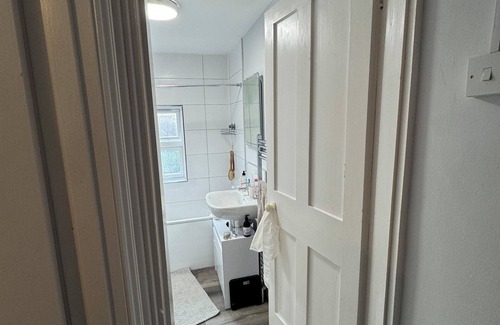 Reading Casa | Single bedroom in shared house with garden view, for short stays only.