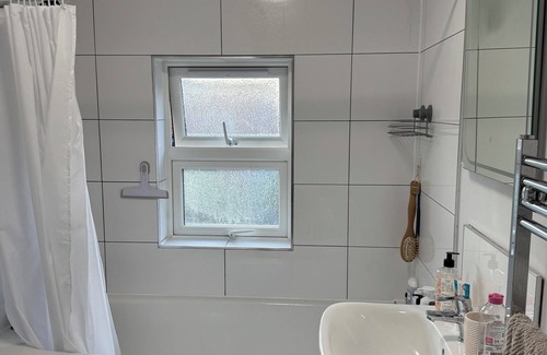Reading Casa | Single bedroom in shared house with garden view, for short stays only.