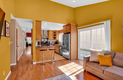 Ardenwood Casa | Single Level | Free Parking & Wi-fi | Private Yard