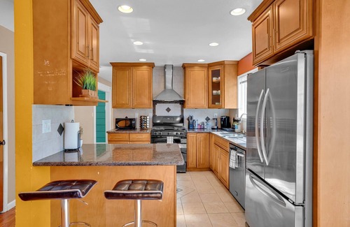 Ardenwood Casa | Single Level | Free Parking & Wi-fi | Private Yard