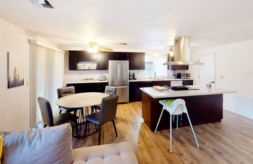 Central Oregon Casa | Single-level home with fenced yard, covered patio & central AC