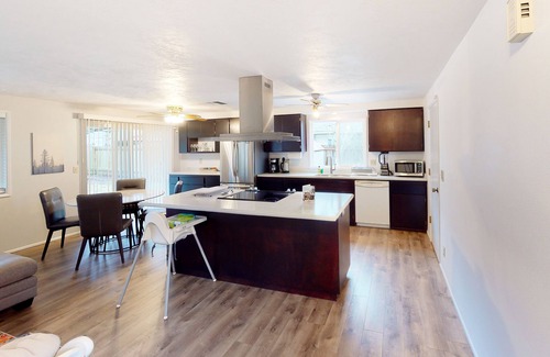 Central Oregon Casa | Single-level home with fenced yard, covered patio & central AC