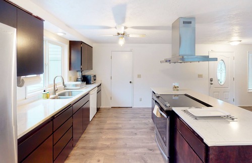 Central Oregon Casa | Single-level home with fenced yard, covered patio & central AC