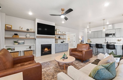 Meridian Casa | Single Level, Luxury 4BR, Hot Tub, Game Room, Exercise Area, Near Discovery Park