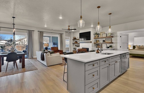 Meridian Casa | Single Level, Luxury 4BR, Hot Tub, Game Room, Exercise Area, Near Discovery Park