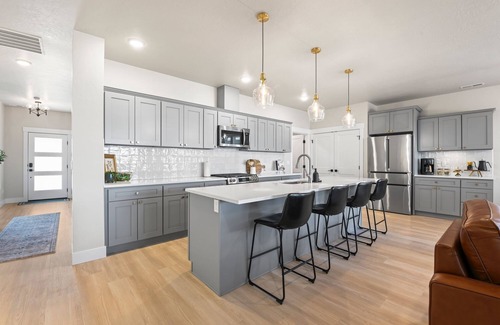 Meridian Casa | Single Level, Luxury 4BR, Hot Tub, Game Room, Exercise Area, Near Discovery Park