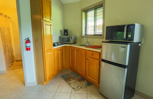 Asheville Cabaña | Pequeña casa unifamiliar redonda con una cama queen, cocina y baño