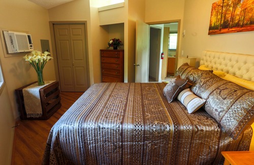Asheville Cabaña | Pequeña casa unifamiliar redonda con una cama queen, cocina y baño