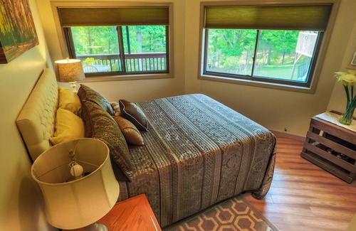 Asheville Cabaña | Pequeña casa unifamiliar redonda con una cama queen, cocina y baño