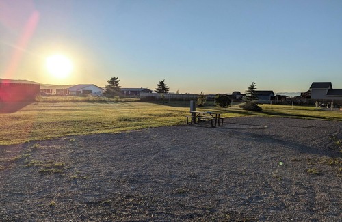 Kalispell Alquiler De RV | Single R.V. Pad with full hook ups. Located minutes from Flathead Lake!