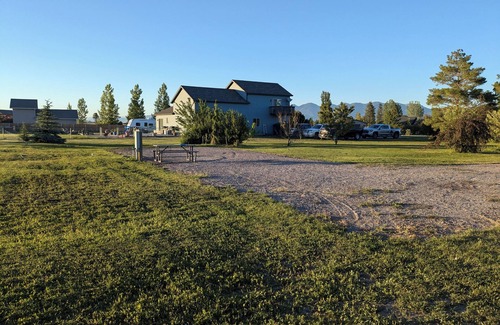 Kalispell Alquiler De RV | Single R.V. Pad with full hook ups. Located minutes from Flathead Lake!