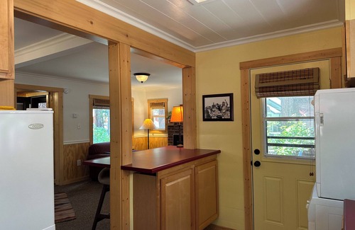 Al Tahoe Cabina | Single story cabin with fast WiFi in flat convenient historic neighborhood.