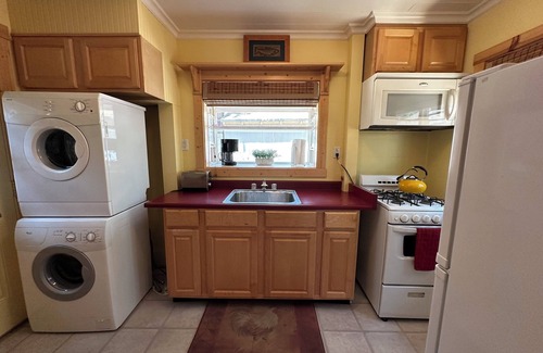 Al Tahoe Cabina | Single story cabin with fast WiFi in flat convenient historic neighborhood.