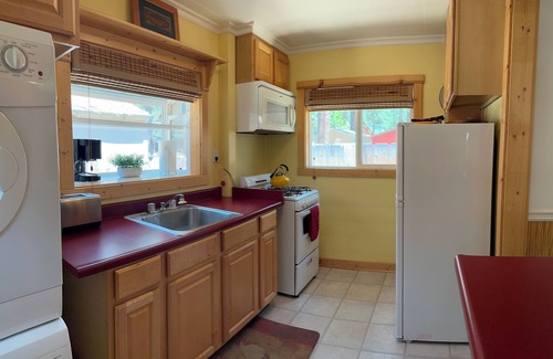 Al Tahoe Cabina | Single story cabin with fast WiFi in flat convenient historic neighborhood.