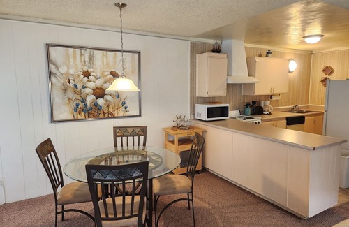 Borrego Springs Condominio | Single story corner unit at Club Circle East Resort
