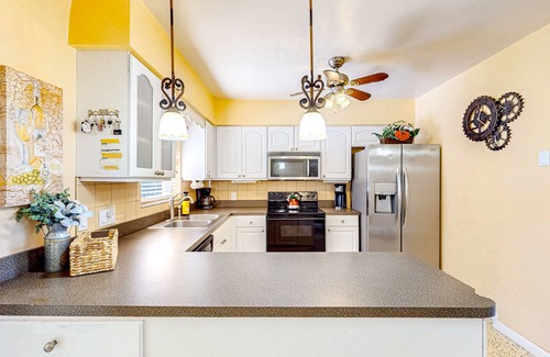South Pinellas Community Council Casa | Single-story home near beach with heated private pool, enclosed yard-Dogs ok