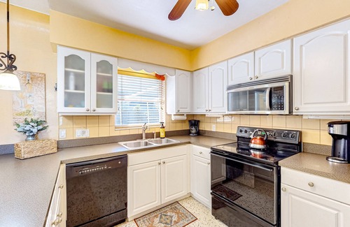 South Pinellas Community Council Casa | Single-story home near beach with heated private pool, enclosed yard-Dogs ok