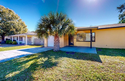 South Pinellas Community Council Casa | Single-story home near beach with heated private pool, enclosed yard-Dogs ok