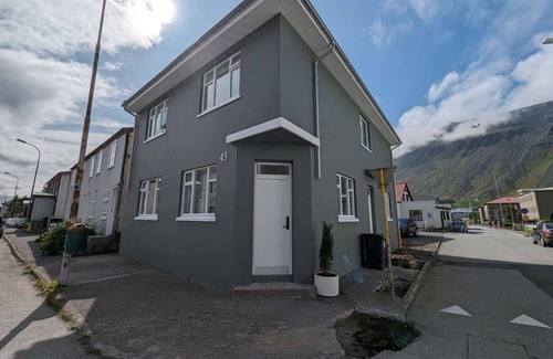 Isafjordur Casa | Single with Private Bathroom @ The Ísafjörður inn