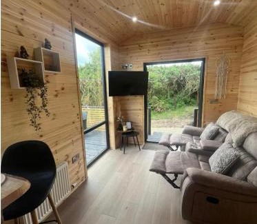 Fivemilebourne Casa | Sionnach Cabin - Private outdoor hot tub - Pet friendly