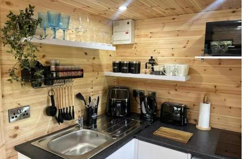 Fivemilebourne Casa | Sionnach Cabin - Private outdoor hot tub - Pet friendly