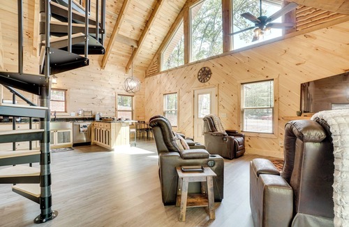 Cleveland Cabina | Sip, Hike & Explore: Sleek Retreat in Cleveland!