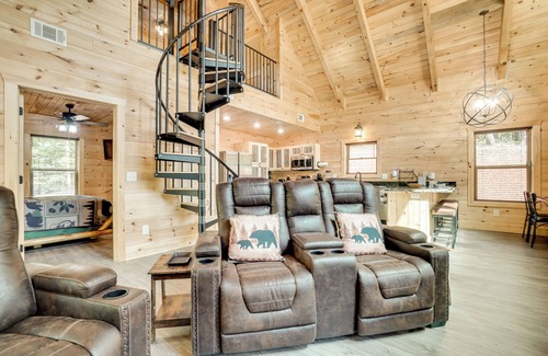 Cleveland Cabina | Sip, Hike & Explore: Sleek Retreat in Cleveland!