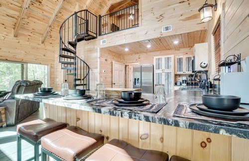 Cleveland Cabina | Sip, Hike & Explore: Sleek Retreat in Cleveland!