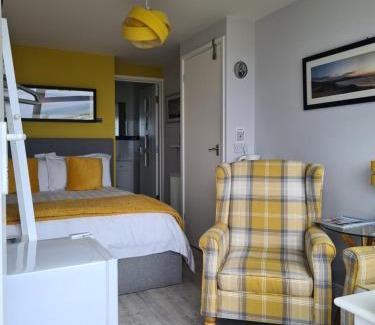 Porth Cama Y Desayuno | Sirens Sunset Peaceful Retreat with stunning sea views, 5 minutes from Porth Beach
