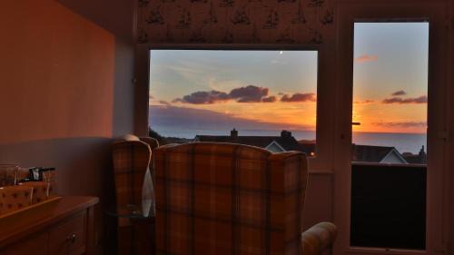 Porth Cama Y Desayuno | Sirens Sunset Peaceful Retreat with stunning sea views, 5 minutes from Porth Beach