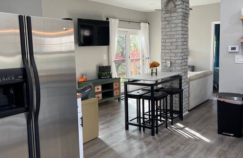 Kingsford Casa | Siri's Pride & Joy Cute 2 bed/2 bath bungalow nestled on a private corner lot