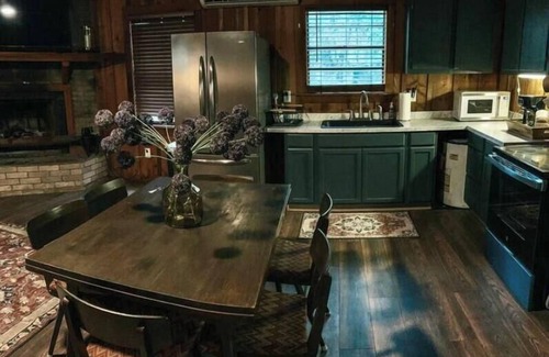 Saratoga Casa | Sissy’s Cabin on Sunset Dr.