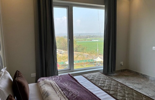 Sultanpur Hotel | Siswan View Hotel