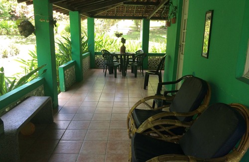 Goiana Casa | Sitio con casa de campo rodeada de vegetación y equipamiento de ocio.