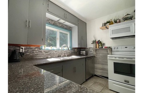 Oregon Coast Cabina | Sitka Farmhouse - Coastal 3 acres, natural pond, forest, 2 miles to beaches