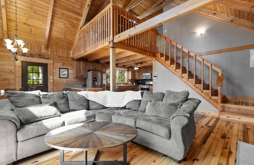Stanton Cabina | Sits on 8 private Acres, hiking trails at this secluded chalet! Wi-Fi, Hot Tub
