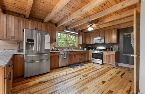 Stanton Cabina | Sits on 8 private Acres, hiking trails at this secluded chalet! Wi-Fi, Hot Tub