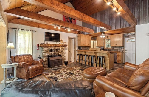 Newland Cabaña | Sitting Bear Cottage in Gingercake Acres on the east side of Linville Gorge