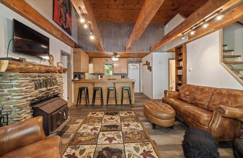 Newland Cabaña | Sitting Bear Cottage in Gingercake Acres on the east side of Linville Gorge
