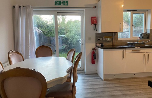 Sittingbourne Casa | Sittingbourne Serenity - Spacious 4-Bed House