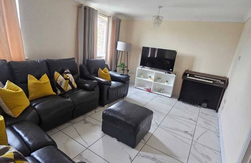Sittingbourne Casa | Sittingbourne Serenity - Spacious 4-Bed House