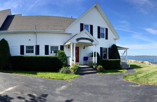 Bailey Island Casa | Situated at the waters edge with picturesque sunset views to Mt Washington.