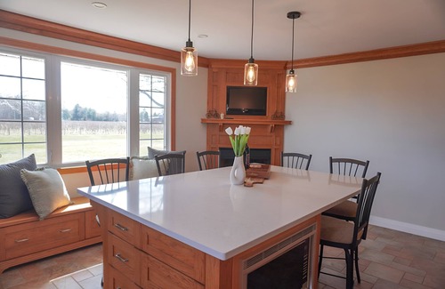 Colchester Casa | Situated Between 2 Wineries In The Heart of Wine Country. Minutes From The Beach