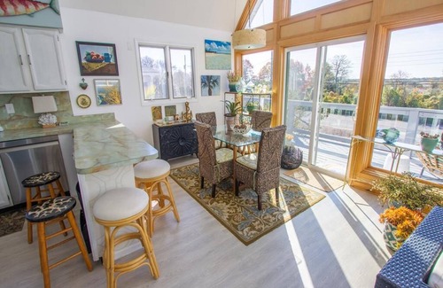 West Cape May Casa | Situated between the hustle and bustle of downtown Cape May and the gorgeous sunsets of Sunset Beach.