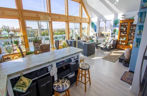 West Cape May Casa | Situated between the hustle and bustle of downtown Cape May and the gorgeous sunsets of Sunset Beach.