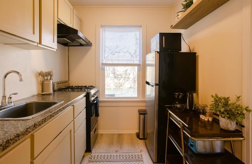 Gold Hill Apartamento | Situated in a Gold Hill neighborhood that offers the convenience of I-5 access and the beauty of Rogue River views. A perfect, quick stopover point.